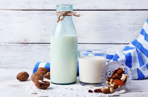 Leche en cristalería y nueces —  Fotos de Stock