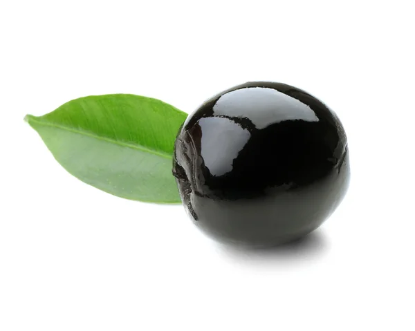 Černé olivy s zelená listová izolovaných na bílém — Stock fotografie