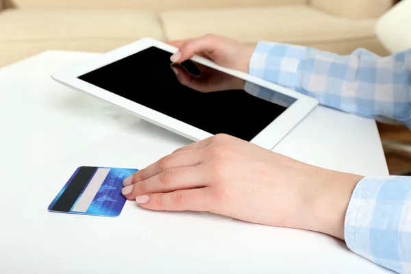 Mãos femininas com tablet e cartão de crédito como conceito de compras online — Fotografia de Stock