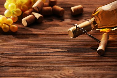 Cam şişe şarap Mantarlar, tirbuşon ve ahşap masa arka plan üzerinde üzüm ile