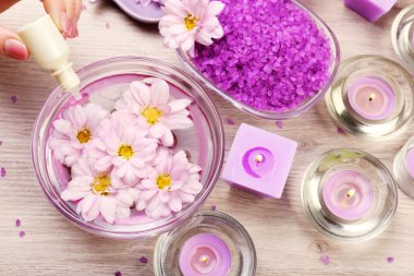 Kadın el özü şişe ve aroma spa su kase