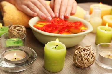 Aroma spa su kase ile eller