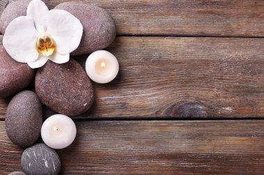 Spa taş ve ahşap arka plan üzerinde orkide çiçek