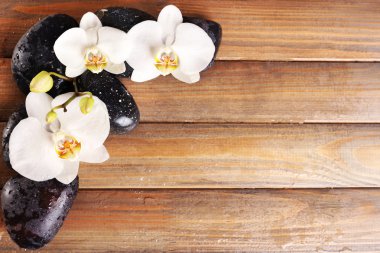 Spa taş ve ahşap arka plan üzerinde orkide çiçek
