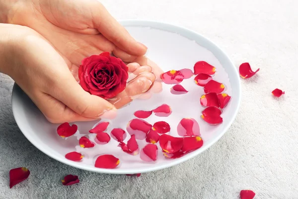 Manos femeninas con tazón de agua de spa aroma — Foto de Stock