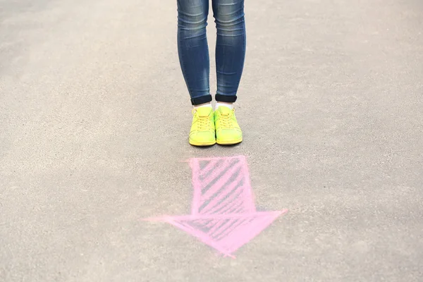 Female feet and drawing arrow — Stock Photo, Image