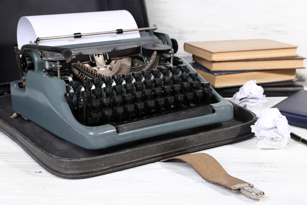 Máquina de escribir retro sobre mesa de madera —  Fotos de Stock