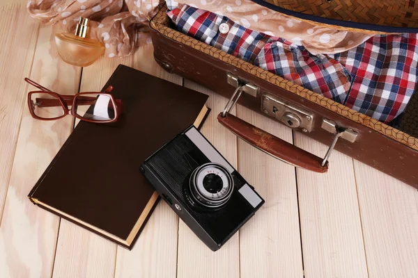 Maleta de embalaje para viaje sobre fondo de madera — Foto de Stock