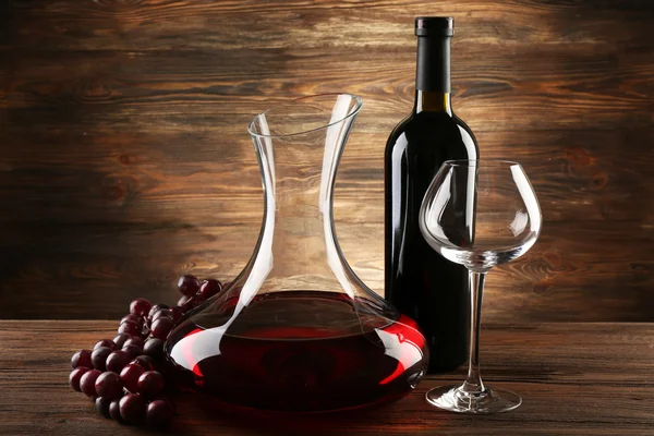 Szklana karafka wina na drewniane tła — Zdjęcie stockowe