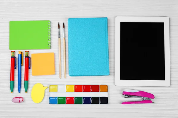 Tableta digital con papelería sobre fondo de madera — Foto de Stock