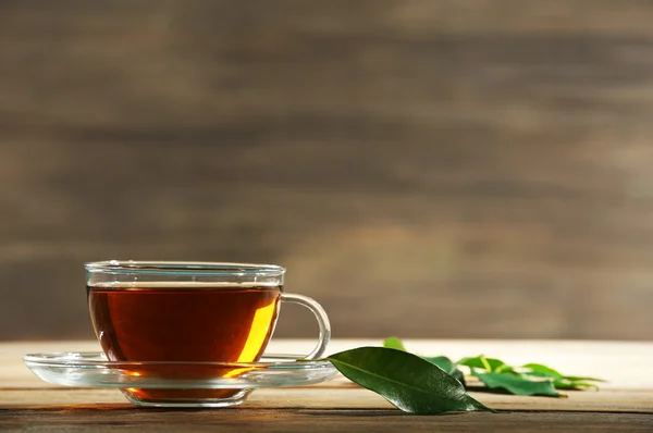 Φλιτζάνι πράσινο τσάι στο τραπέζι σε ξύλινα φόντο — Φωτογραφία Αρχείου