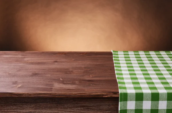 Mesa de madera vacía con servilleta y fondo marrón — Foto de Stock