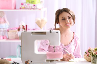 güzel genç needlewoman atölye