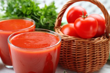 taze domates suyu ahşap masa, closeup üzerinde gözlük