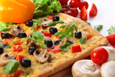 beyaz zemin üzerine lezzetli ev yapımı pizza