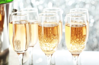 bardak şampanya parlak zemin üzerine