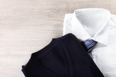 Erkekler zerafet giyim ahşap arka plan üzerinde