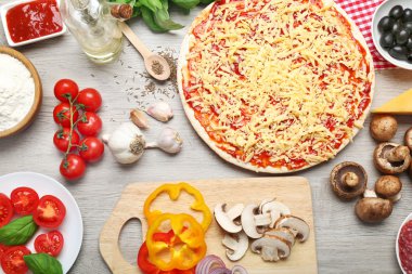 Pizza malzemelerini masaya yakın koyun.