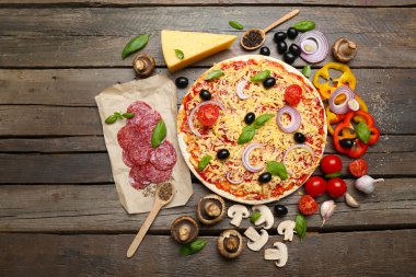Pizza malzemelerini masaya yakın koyun.