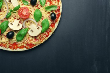 Ahşap arka plan üzerinde sebze ile ham pizza