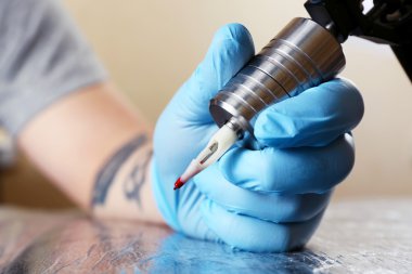 iş yerinde dövme sanatçısı yakın çekim