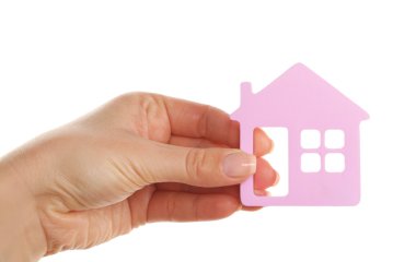 Evin üzerinde beyaz izole model tutan el