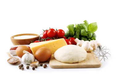 Beyaz üzerine izole edilmiş pizza pişirmek için gerekli malzemeler