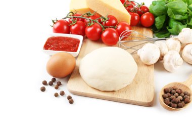 Beyaz üzerine izole edilmiş pizza pişirmek için gerekli malzemeler