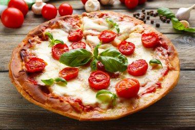 peynir ve domates üzerinde ahşap masa, closeup lezzetli pizza