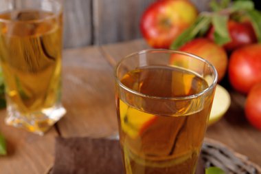 elma suyu ahşap arka plan üzerinde gözlük