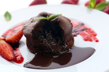 çilek beyaz tabakta, closeup ile Çikolatalı fondan