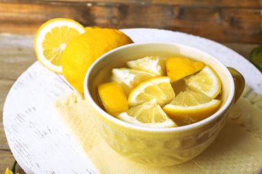 Limon suyu ve ahşap stand, closeup dilimlenmiş limon ile natürmort