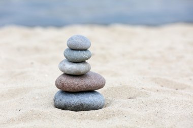 Zen taşlar denge spa sahilde