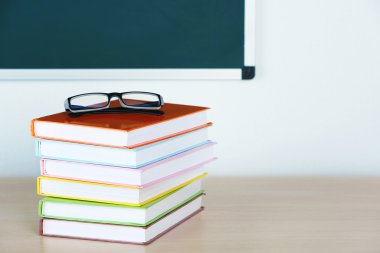 yığın kitap ve gözlük tablo sınıfı