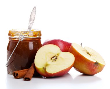 Elma reçel kavanoz ve üzerinde beyaz izole taze kırmızı elmalar