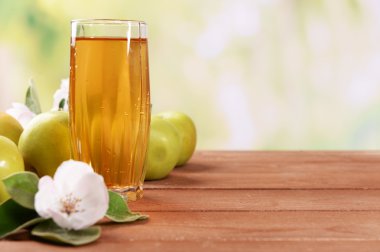 bardak elma suyu ve elma doğa arka plan üzerinde ahşap tablo