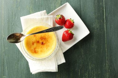 Creme brulee tatlısı peçeteye renk ahşap arka plan üzerinde