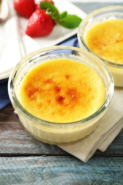 Creme brulee tatlısı peçeteye renk ahşap arka plan üzerinde