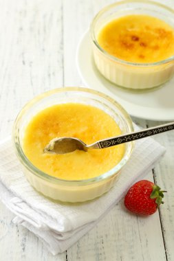 Creme brulee tatlısı peçeteye renk ahşap arka plan üzerinde