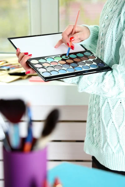 Artista de maquiagem feminina com cosméticos no trabalho close-up — Fotografia de Stock