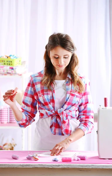 Schöne junge Näherin in der Werkstatt — Stockfoto