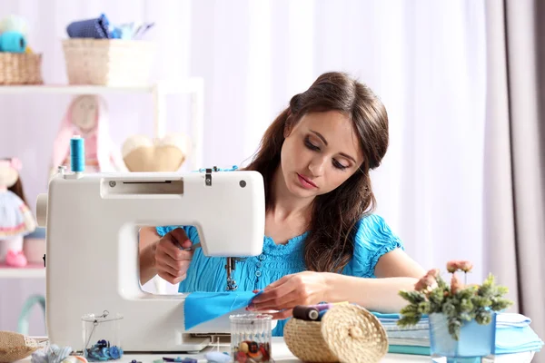 Hermosa joven costurera en el taller — Foto de Stock