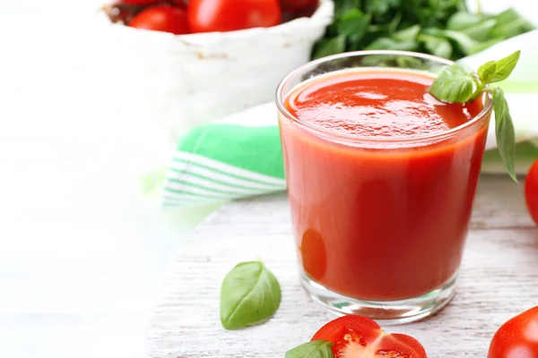 Glass of fresh tomato juice on wooden table, closeup — Stock Photo, Image