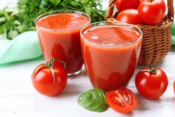 Taze domates suyu ahşap masa, closeup üzerinde gözlük — Stok fotoğraf