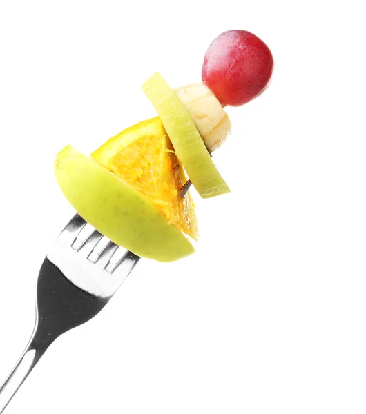 Lanche de frutas em garfo isolado em branco — Fotografia de Stock