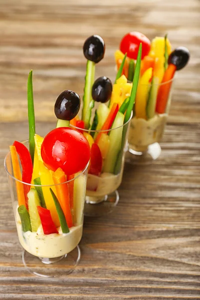 Snack de verduras en cristalería sobre fondo de madera —  Fotos de Stock