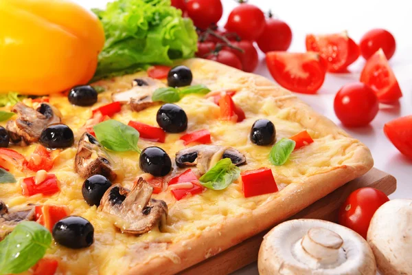 Deliziosa pizza fatta in casa su sfondo bianco — Foto Stock