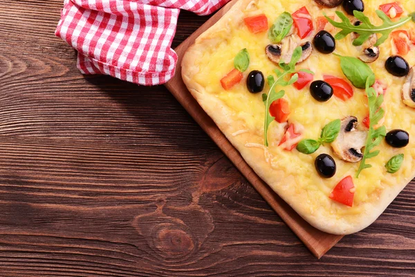 Deliziosa pizza fatta in casa sul tavolo primo piano — Foto Stock