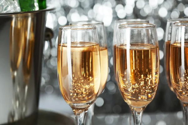 Gläser Champagner auf hellem Hintergrund — Stockfoto
