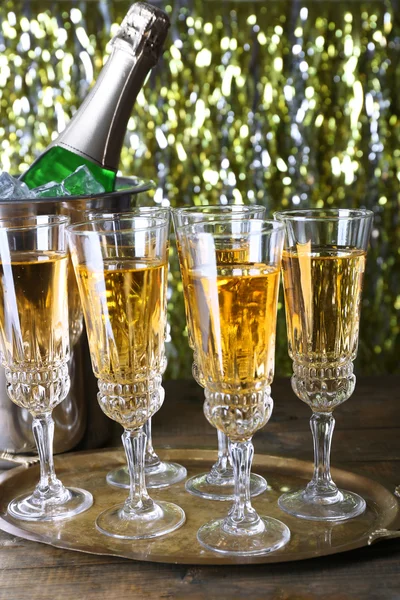 Bicchieri di champagne su sfondo luminoso — Foto Stock